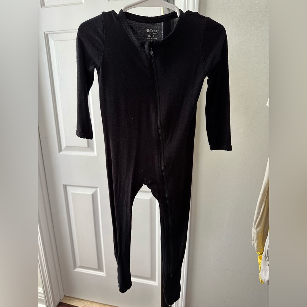 12-18 Months. Kyte Baby Zippy / Black